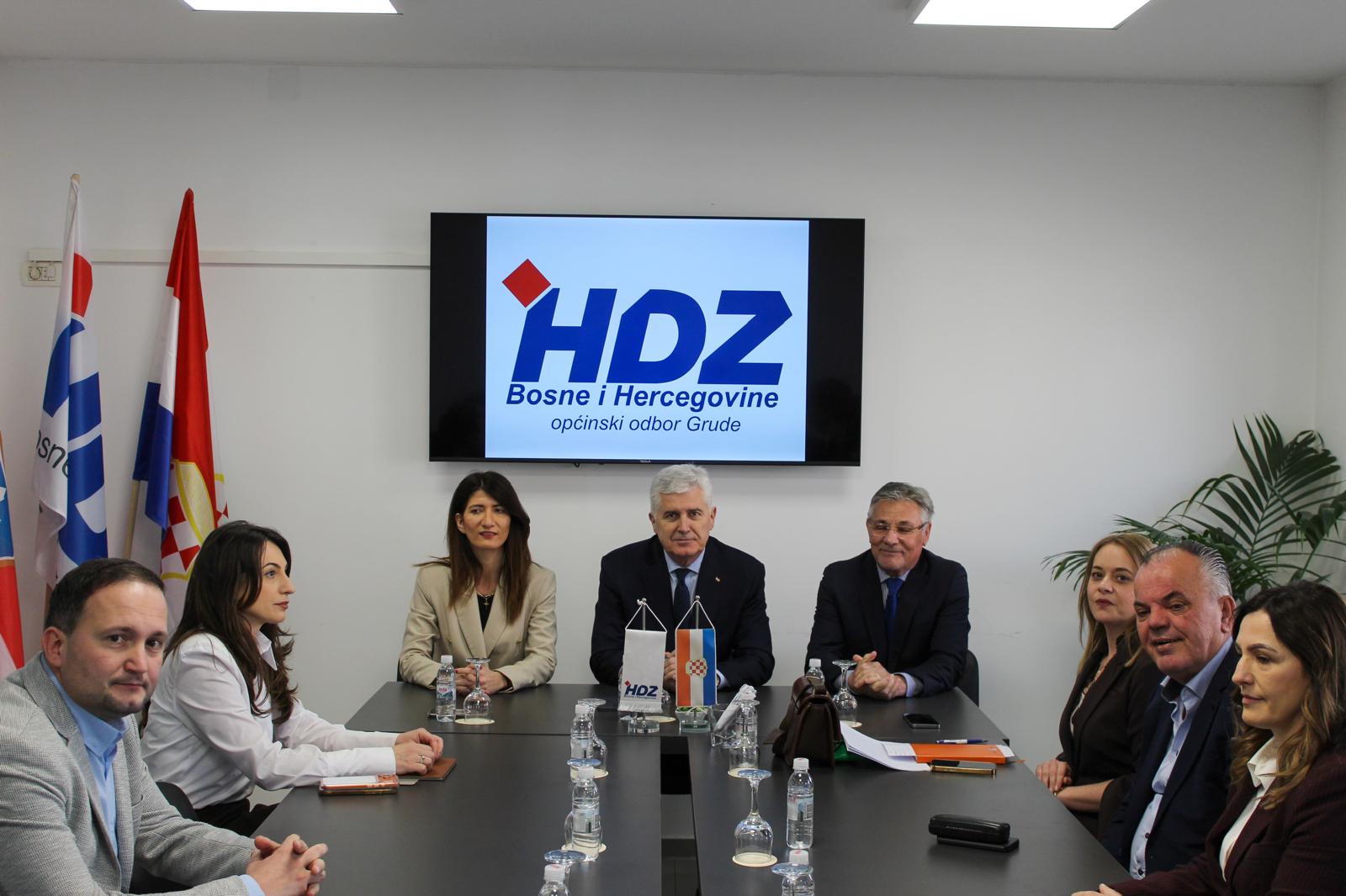 Čović i Filipović s članovima Predsjedništva OO HDZ-a BiH Grude: Potpora projektima i planovima za razvoj općine  