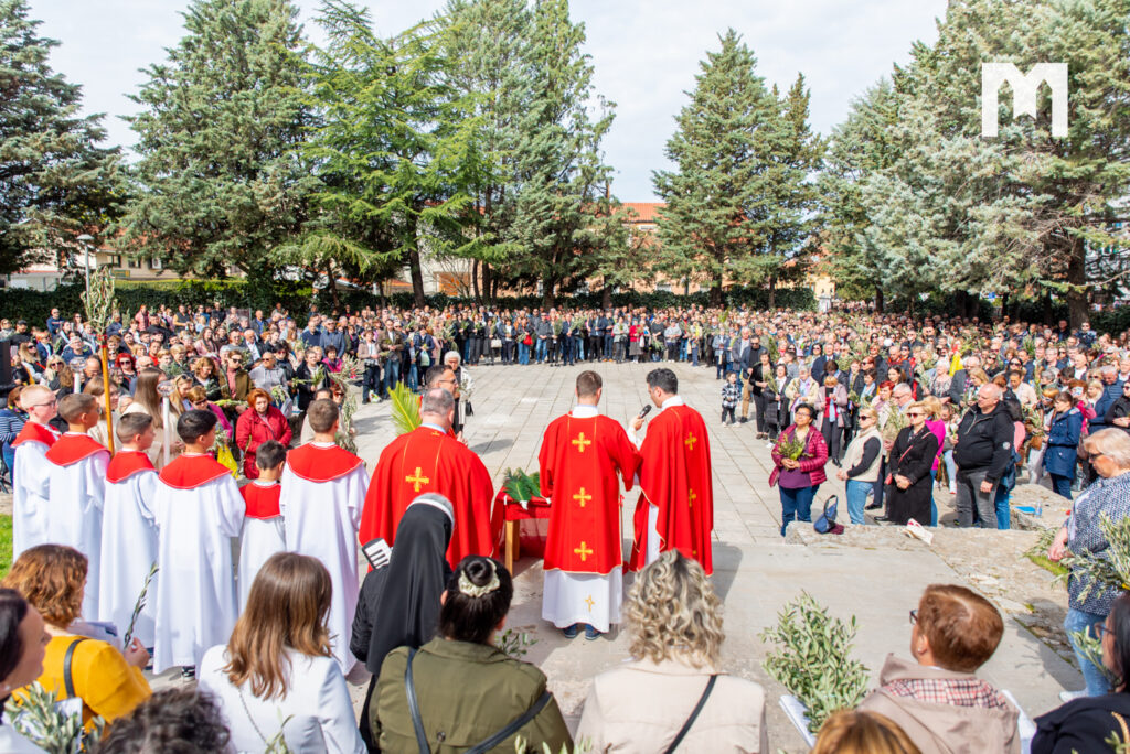 Cvjetnica u Međugorju: Blagoslov grančica na temeljima stare crkve i procesija