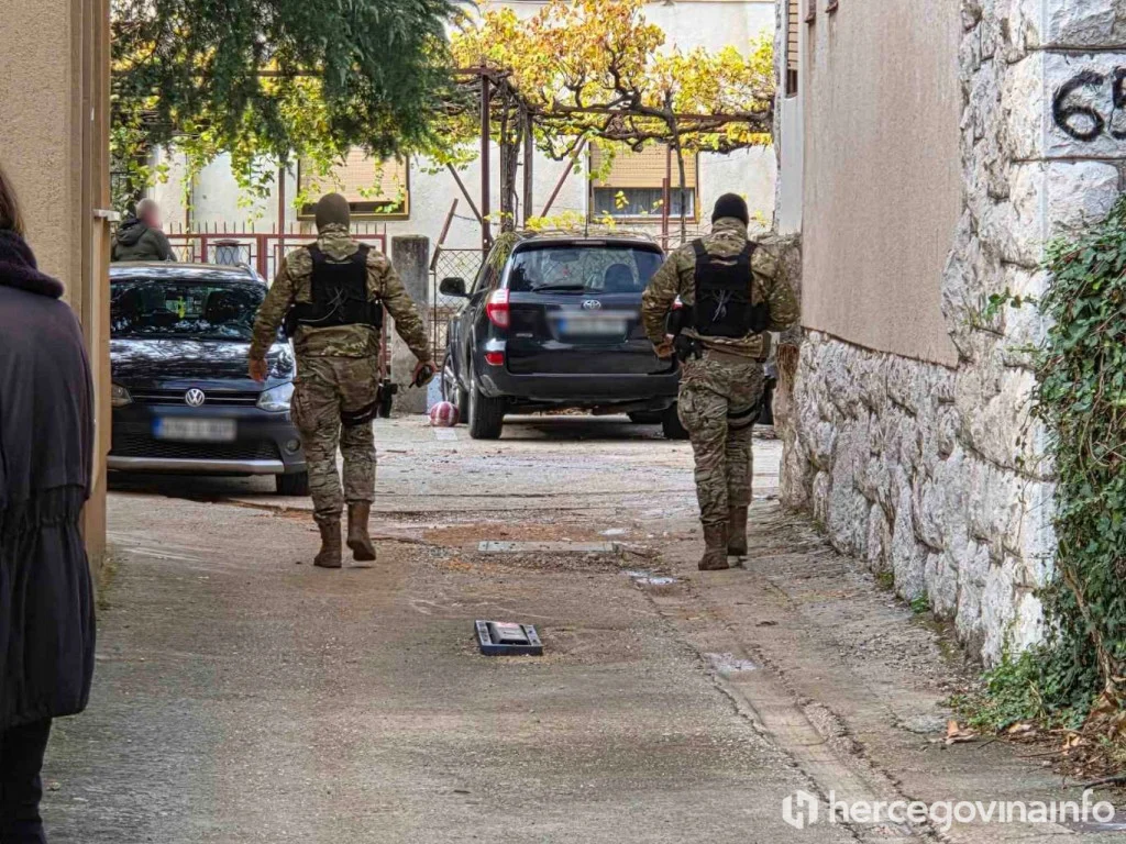 SIPA pretresa šest lokacija: Organizirana skupina prevozila ukradena vozila iz EU u BiH