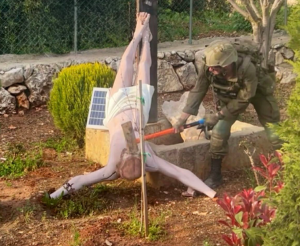 Prizor koji je izazvao zgražanje: Izraelski vojnik maljem razbio Isusov kip, oglasio se IDF