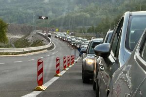 Velike gužve na izlazu iz BiH: Kolone na Doljanima, Orašju i još četiri granična prelaza