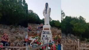 Incident u Međugorju: Zapaljen vanjski oltar crkve, oskvrnjeni Gospin kip i Plavi križ